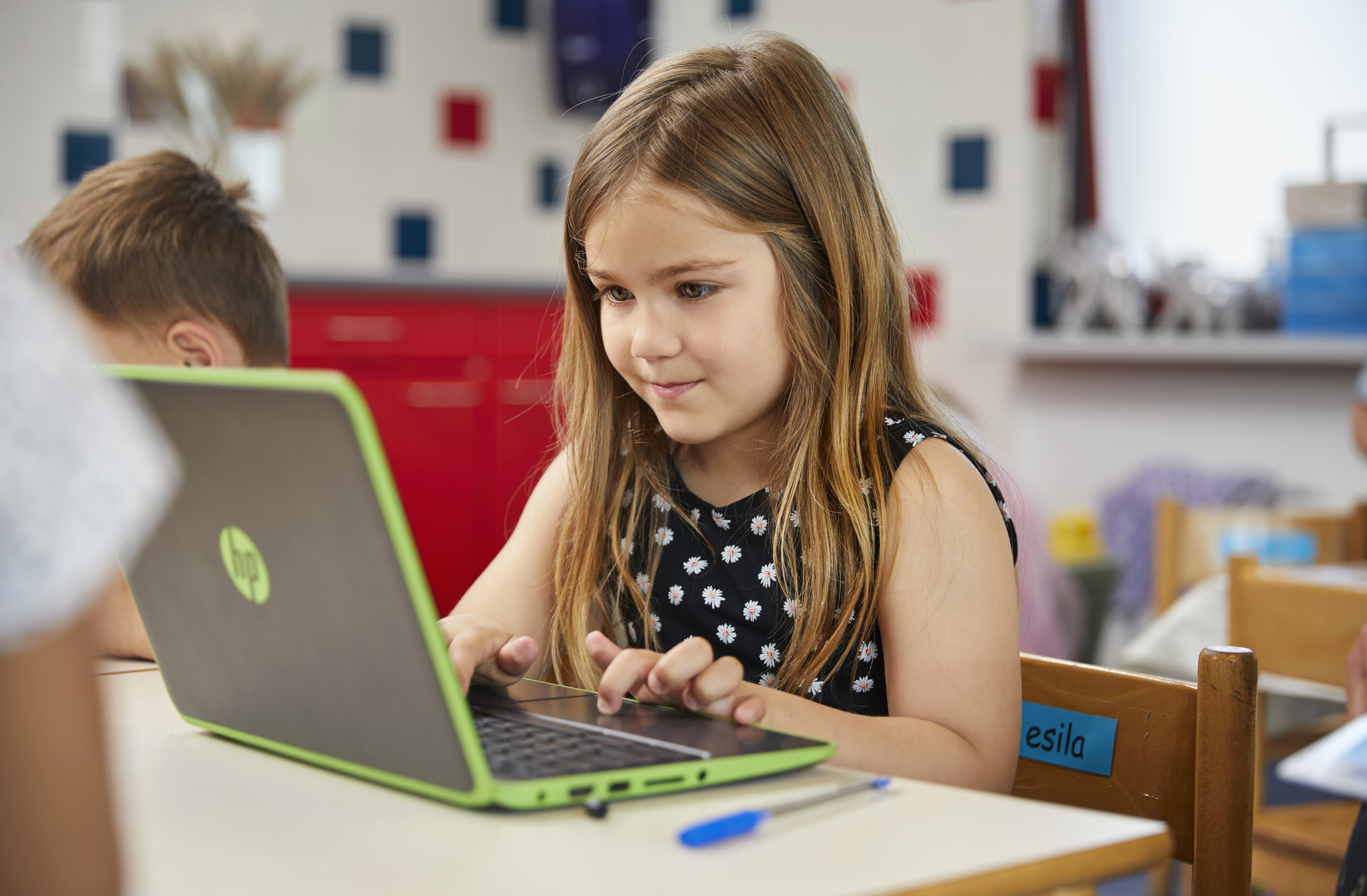 Leerling primair onderwijs achter laptop
